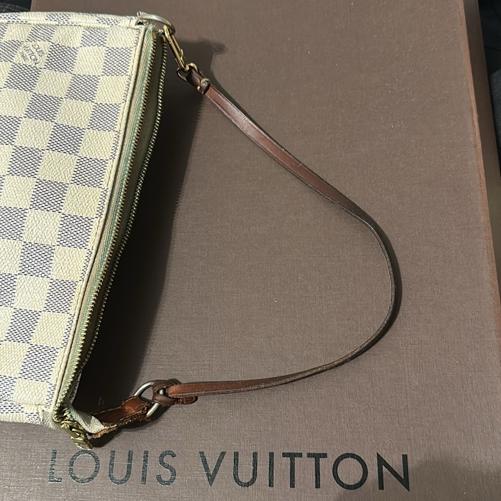 Louis Vuitton Bag - Picture 9 of 10